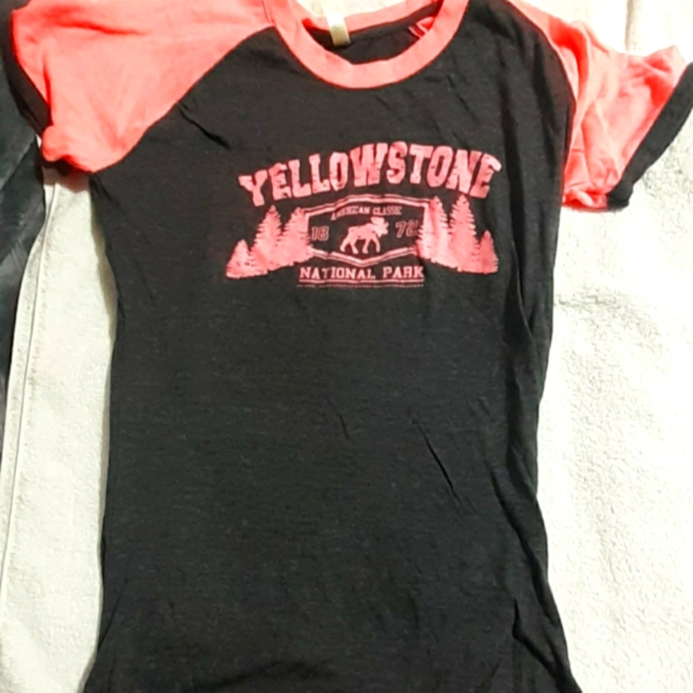 ❤ 3/$25 Size XL girls Yellowstone top